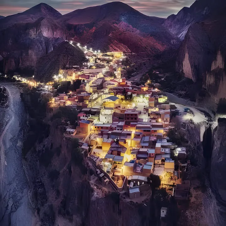 Iruya de noche, con sus luces entre montañas rojas, imagen ilustrativa