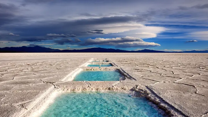 Piletas de agua turquesa en las Salinas Grandes