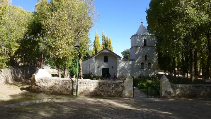 Capela de Yavi entre choupos, no povoado de Yavi